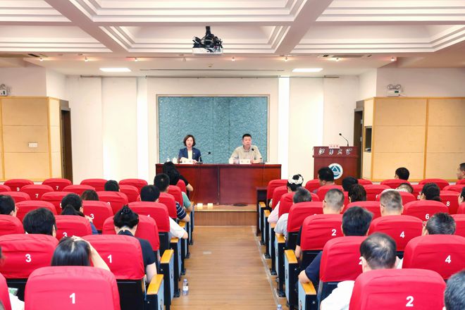 學(xué)校舉辦新提任干部、重點(diǎn)領(lǐng)域干部集體廉政談話會